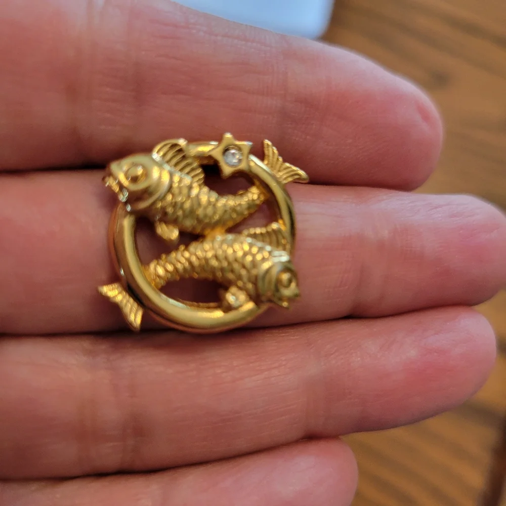 Vintage (?) Pisces Tie Tack ~ Lapel Pin ~ Unisex ~ 2 Fish ~ Gold Tone ~ FINAL!